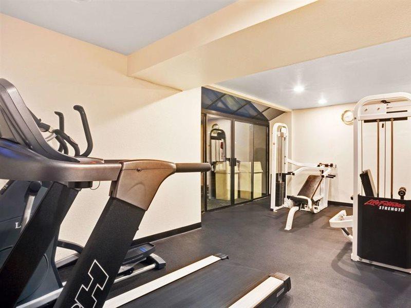 מלון Ramada By Wyndham Tukwila Southcenter מראה חיצוני תמונה