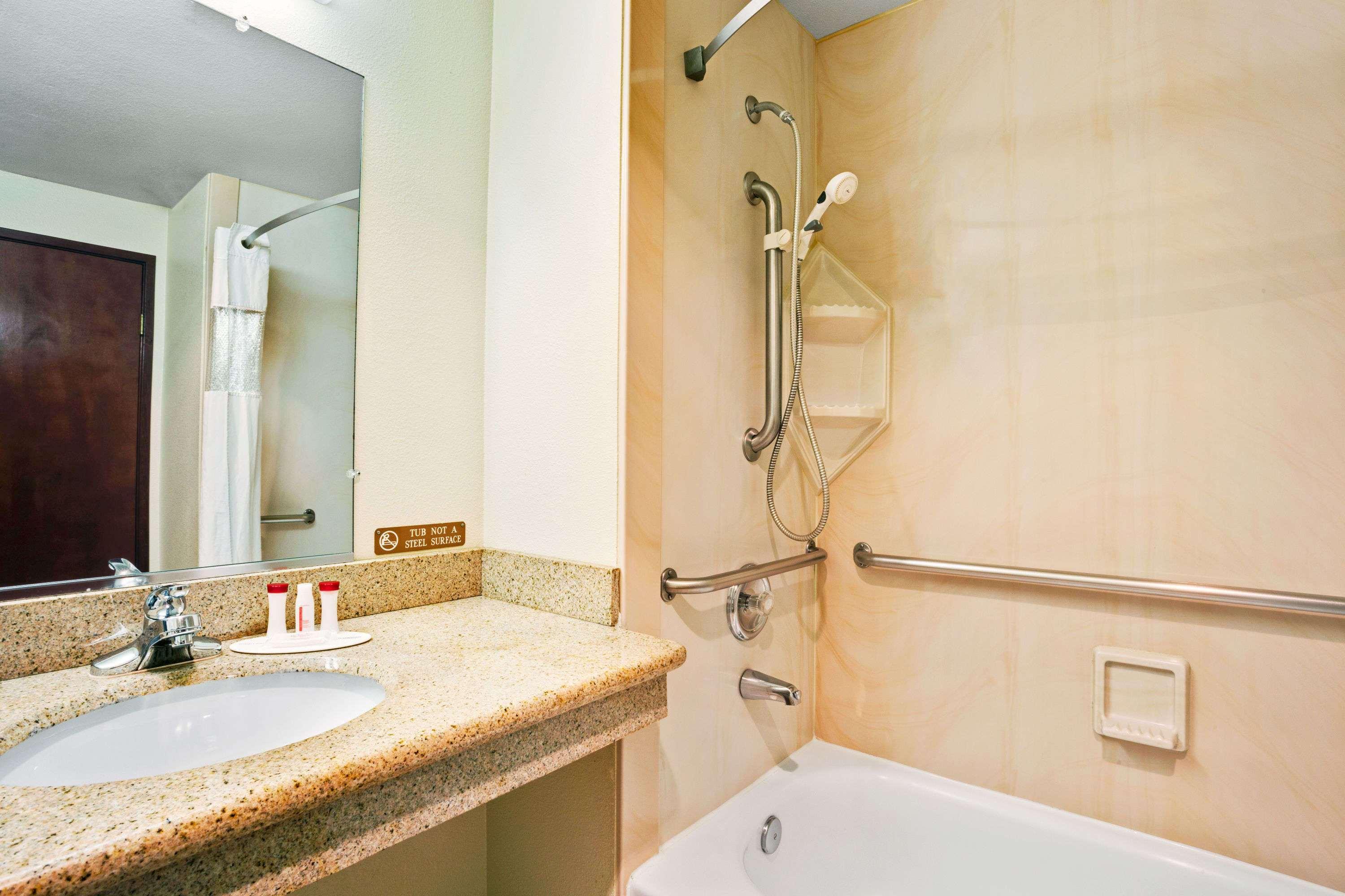 מלון Ramada By Wyndham Tukwila Southcenter מראה חיצוני תמונה